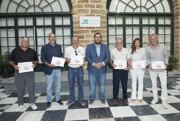 Jaime Armario entrega las credenciales para participar en el Andalucía Valderrama Masters a los vencedores del circuito amateur de Diputación