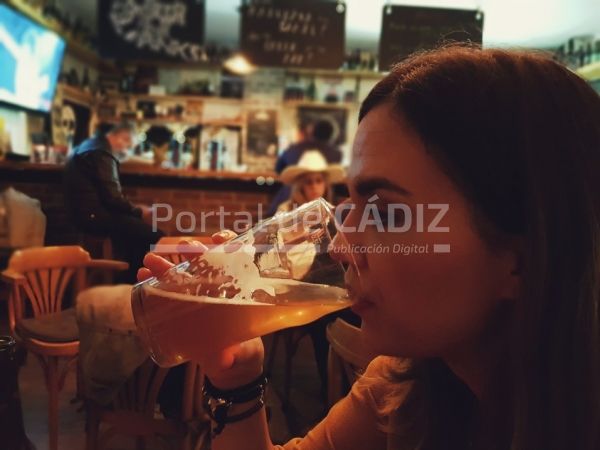 beautiful young girl drinking beer in a bar t20 v7xabg