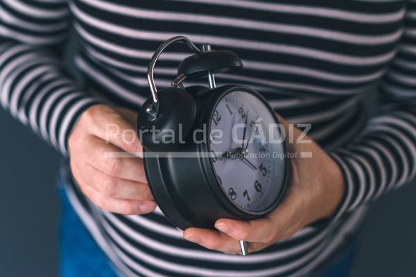 woman winding retro alarm clock pn97ptm
