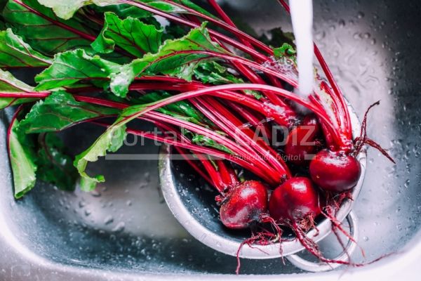 beetroot washing vegetables t20 1n79ev