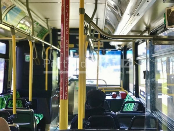 Interior de autobús urbano / Trekant Media