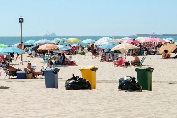 Anuncian cambios en la recogida de las basuras en las playas de Cádiz