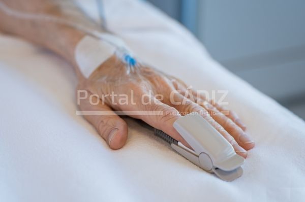 senior man at hospitalold patient hand in hospital pp955c7