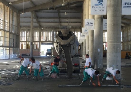 mejoras en ifeca operarios trabajan en el nuevo pavimento en 2017