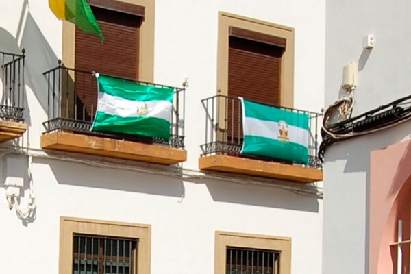 Un pueblo de Cádiz regala banderas de Andalucía a sus ...