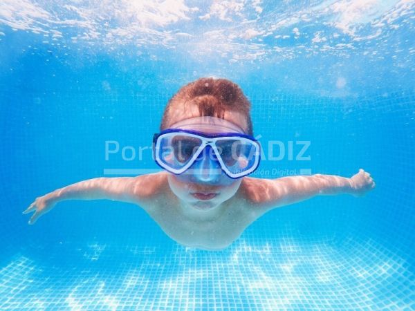 boy underwater with goggles t20 blnnv8