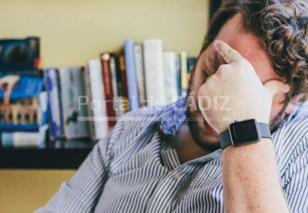 man stressed and thinking with apple watch t20 rw8vjd