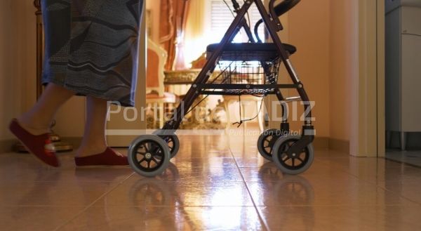 elderly woman walks indoors with the walker age aged aid alone difficult disabled effort eld elderly t20 yedjr0