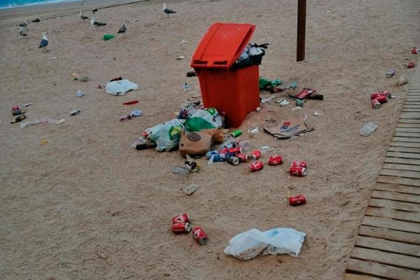 Las playas de Cádiz capital amanecen llenas de basura tras la primera