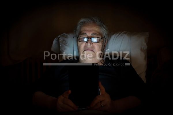 grandmother using tablet and reading news from internet age comfort dark digital glowing grand mother t20 4e1vzy