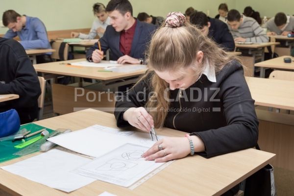students at the desks in the universitys classroom do exam work class group learning people indoors t20 p3qypy