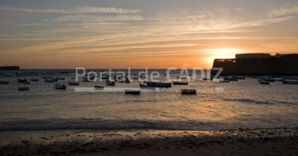 a view of the sunset at la caleta beach cadiz andalusia spain t20 py96ne