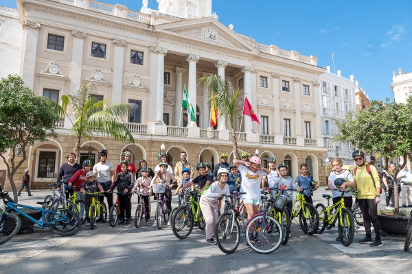 Alumnado de Cádiz participan en el BiciCole saliendo en bici por la ciudad