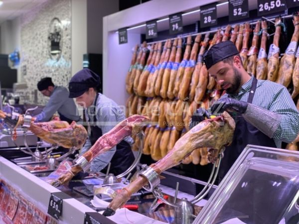 a spanish jamon serrano ham leg getting sliced packaged in a supermarket in barcelona t20 kl3n6k