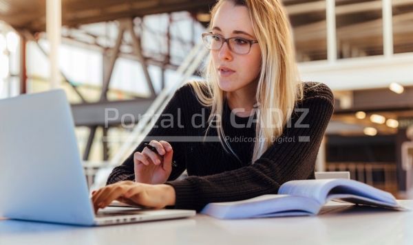 beautiful blonde female student working on computer in study centre t20 no13b4