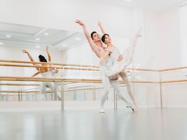 professional emotional ballet dancers practicing in the gym or hall with minimalism interior couple t20 6l0r0v