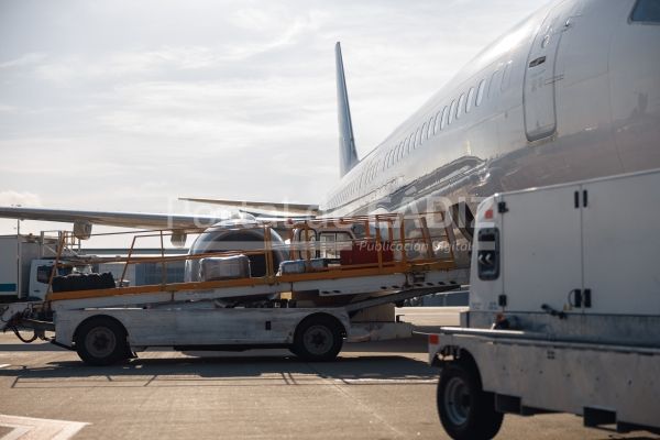 baggage on conveyor belt unloaded from an airplane 2021 09 29 21 16 37 utc