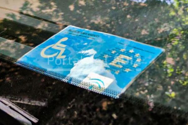 Pillan al hijo de un fallecido usando de la tarjeta de discapacitados para  aparcar en Cádiz capital