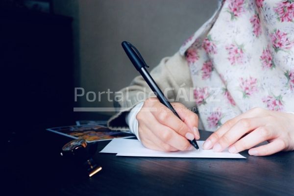 writing a letter eid card holding a pen t20 g09oo1