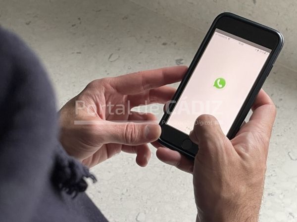 using technology whatsapp app chatting app mobile chatting man chatting on the iphone t20 xv1ldv