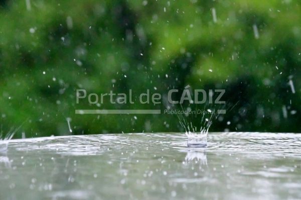 rain splashing on a glass table during a summer thunderstorm copy space background soothing fresh t20 1b1k69