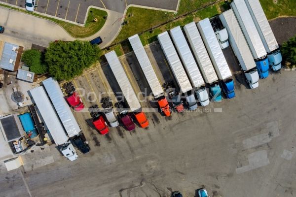 resting place with various types of trucks in a crowded parking lot off near interstate highway t20 g7rg73