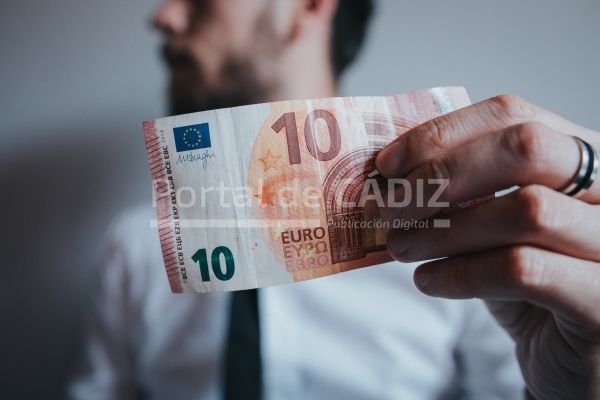 businessman holding an 10 euro bill t20 bzp0yv