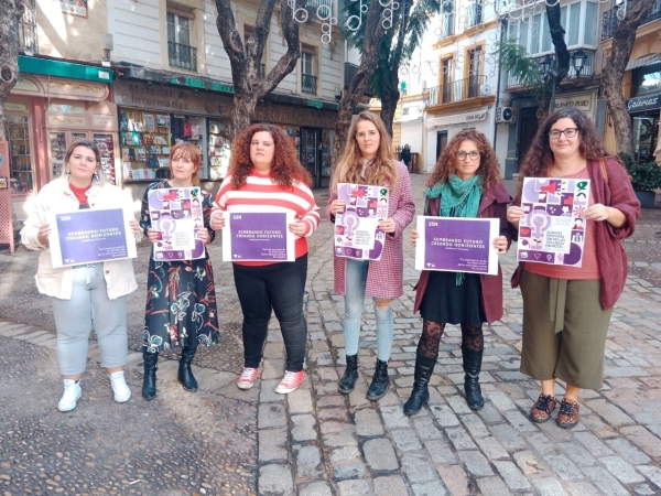 integrantes de la red de feminismo de iu cadiz en el acto del 25n en jerez. 1