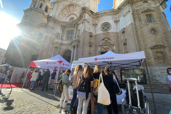 Cruz Roja lleva el Día de la Banderita a la plaza de la Catedral de Cádiz  este 14 de noviembre