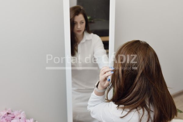 woman looking in mirror 2022 11 16 00 52 57 utc