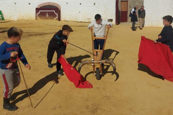 Niños en la provincia de Cádiz se introducen al arte del toreo de salón