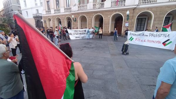 Un centenar de personas se reúnen en Cádiz para mostrar su apoyo y  solidaridad a Palestina