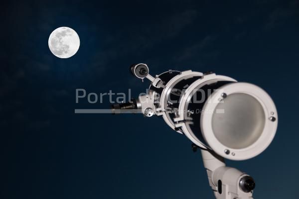 telescope and moon 2022 11 16 13 37 05 utc